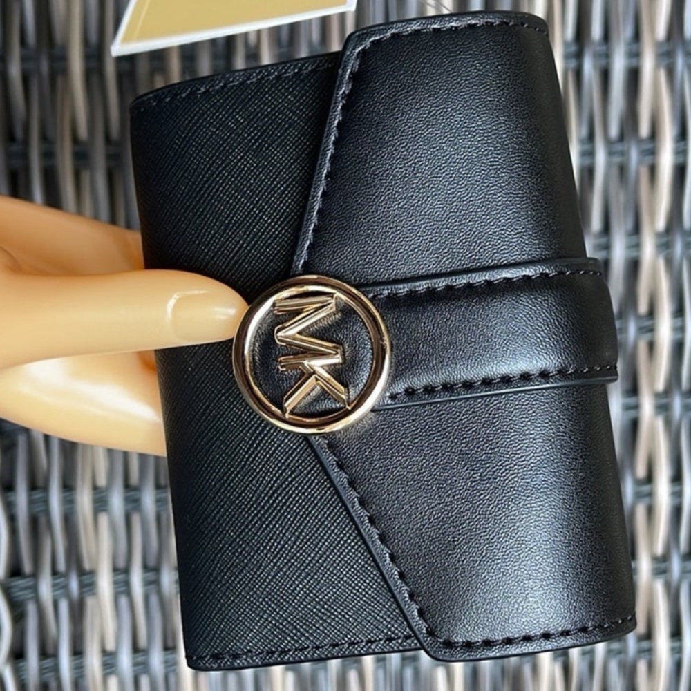 MICHAEL KORS CARMEN MEDIUM LOGO AND FAUX LEATHER WALLET BLACK